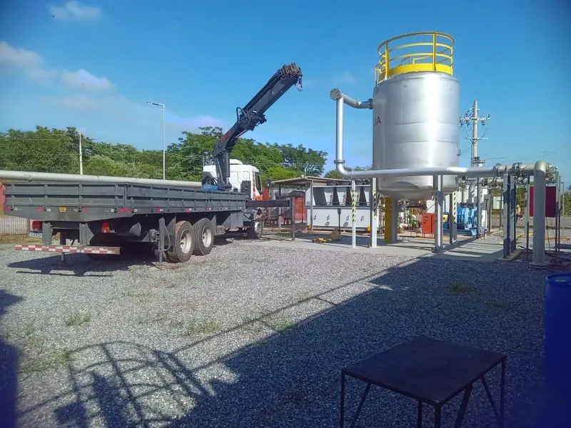 Frota Tema Loc — Caminhões munck em operação industrial